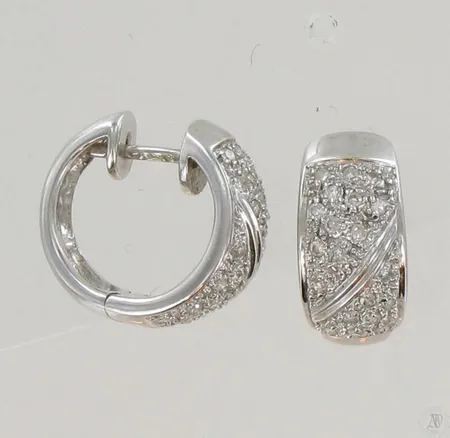 Timanttikorvakorut 48xn.0.005ct, Ø 17mm, 585 valkokultaa, paino 7,2g Paino: 7,2 g
