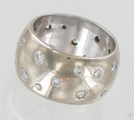 Timanttisormus 24xn.0.02-0.05ct, koko 17¾, 585 valkokulta, paino 16,9g Paino: 16,9 g