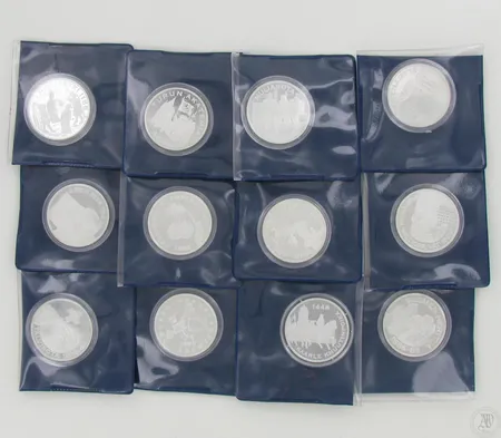 12 Mitalia Suomen Hopea-aarre, 925, paino 312g, laatikko ja todistukset Paino: 312   g