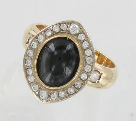 Kivisormus timanteilla 2xn.0.06ct 2xn.0.03ct 20xn.0.01ct, kaiverrettu, koko 18, 585br, paino 8,0g Paino: 8   g