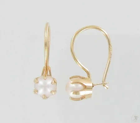 Helmikorvakorut, korkeus 15mm, 585br, paino 0,9g Paino: 0,9 g
