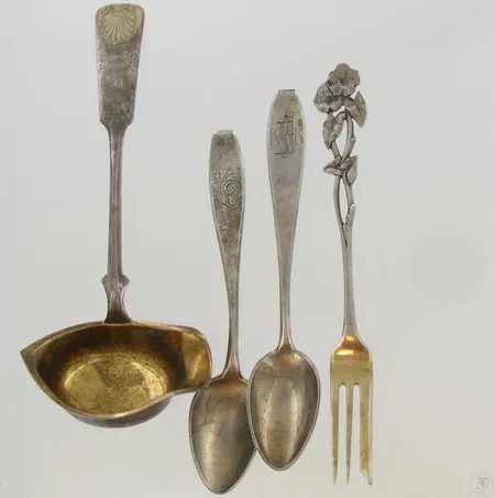 Leivoshaarukka, liemikauha, kaksi kahvilusikkaa, kaiverrettuja, 813, paino 72,7g Paino: 72,7 g