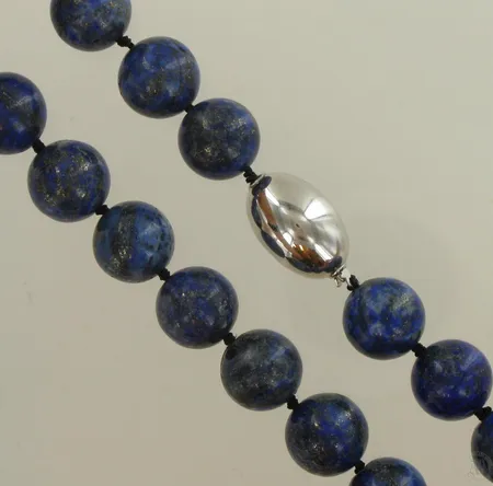 Lapis lazulikaulakoru hopealukolla, pituus 47cm