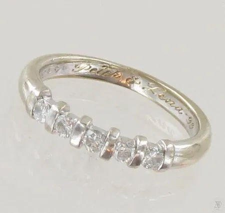 Timanttisormus 5xn.0.07ct, kaiverrettu, koko 17½, 750 valkokulta, paino 3,7g Paino: 3,7 g