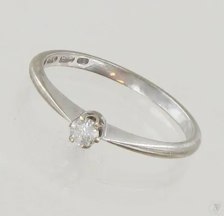 Timanttisormus 1xn.0.08ct, koko 16¼, yksi kynsi katkennut, 750 valkokulta, paino 1,7g Paino: 1,7 g
