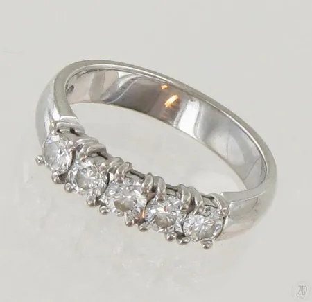 Timanttisormus 5xn.0.13ct, koko 17½, 750 valkokulta, paino 5,5g Paino: 5,5 g