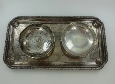Tarjotin ja kaksi sokerikkoa, Cairo, Egypti, tarjottimen mitat 300x160mm, sokerikon Ø100mm ja korkeus 38mm, 600, paino 590,4g