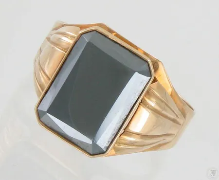 Hematiittikantasormus, kaiverrettu, koko 23, 585br, paino 6,7g Paino: 6,7 g