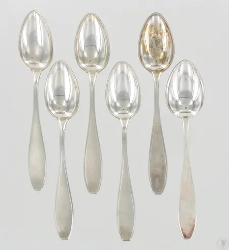 Kuusi kahvilusikkaa, Matta, 813-830, 5 kappaletta vuodelta 1939 ja yksi 1992, paino 58,5g Paino: 58,5 g