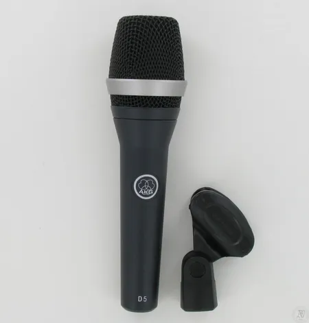 Langaton mikrofoni AKG D5, omassa laatikossa.