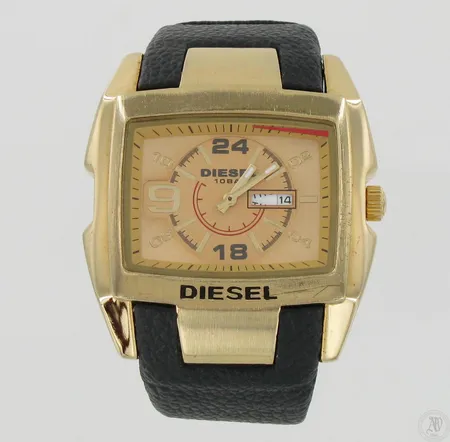 Miesten teräsrannekello Diesel 10 bar, nahkarannekkeella, sekuntiviisari irronnut, paristo loppunut, taulun mitat 50x55mm.