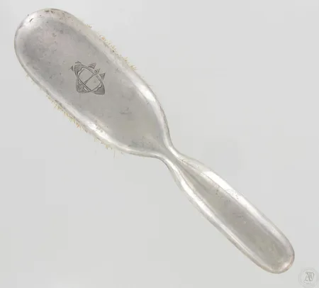 Hiusharja, kaiverrettu, pituus 220mm, Kuopion Kultaseppä Oy, vuodelta 1928, 813br, paino 115,6g Paino: 115,6 g