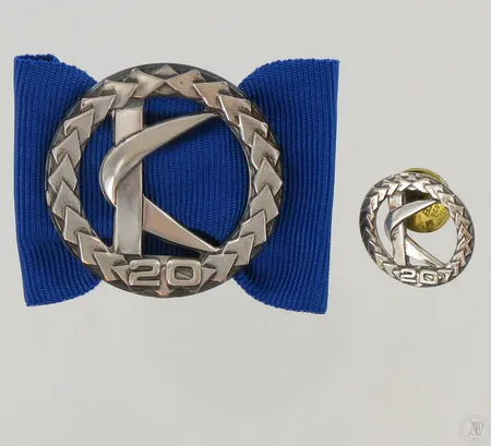 Kaksi kunniamerkkiä, 830br, paino 7,8g Paino: 7,8 g