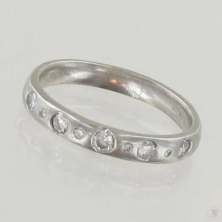 Timanttisormus 5xn.0.05-0.08ct ja 4xn.0.005ct, koko 19¼, 950, paino 6,5g, käytön jälkiä. Paino: 6,5 g