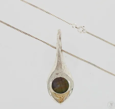 Panssarikaulaketju, pituus 60cm, spektroliittiriipus, korkeus 60mm, vuodelta 1978, 925br, paino 24,7g Paino: 24,7 g