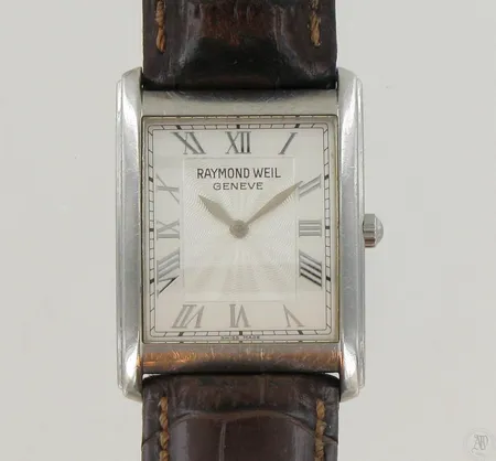 Miesten teräsrannekello Raymond Weil Geneve, quartz, taulun koko 37x27mm, nahkaranneke kulunut ja kellossa käytön jälkiä.