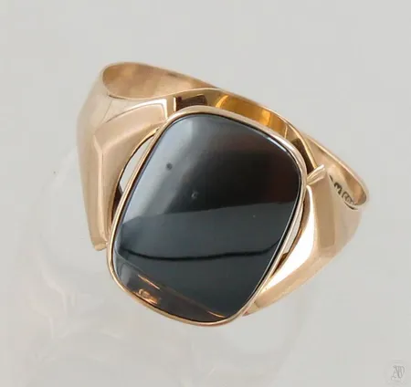 Hematiittikantasormus, käytön jälkiä, koko 23, 585br, paino 5,9g Paino: 5,9 g