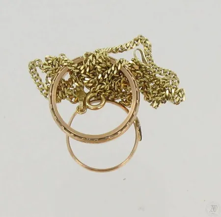 Viallinen kaulaketju ja kaksi sormusta, toinen timanteilla 3xn.0.005ct, 585, paino 15,5g Paino: 15,5 g