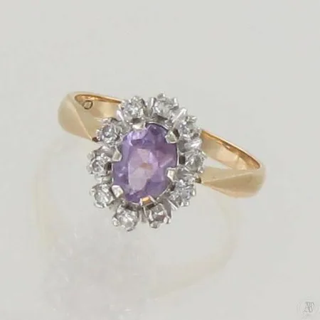 Timanttisormus kivellä 10xn.0.01ct, koko 17½, 585br, paino 3,4g Paino: 3,4 g