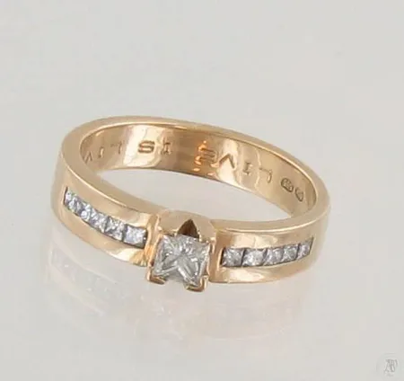 Timanttisormus 1xn.0.28ct ja 10xn.0.02ct, kaiverrettu, koko 17½, 585, paino 5,0g Paino: 5   g