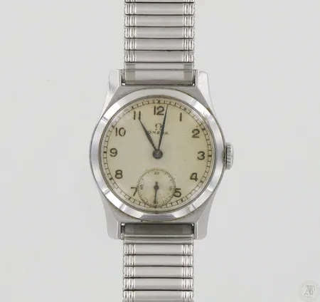 Teräsrannekello Omega, kaiverrettu, mekaaninen, taulun Ø 30mm, taulu hapettunut, lasissa pieniä naarmuja, hihnan pituus 200mm.