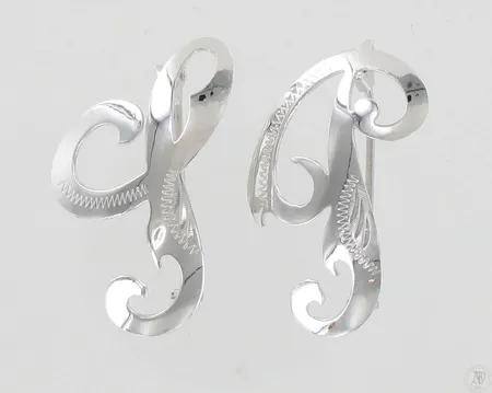 Kaksi monogrammi-rintaneulaa, korkeudet 32-34mm, 800, paino 3,1g Paino: 3,1 g