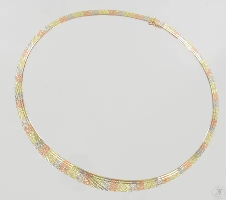 Kaulakoru, pituus 42cm, 585 kelta- valko- ja punakulta, paino 25,8g Paino: 25,8 g