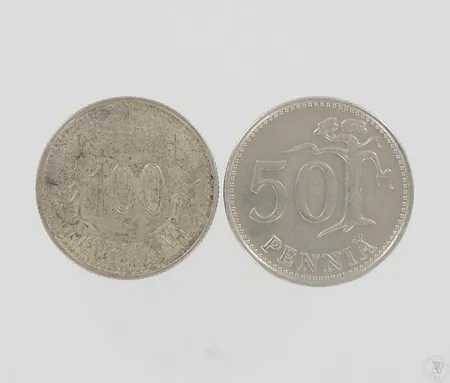Kaksi kolikkoa, 50 penniä vuodelta 1971 ja 100mk vuodelta 1957.