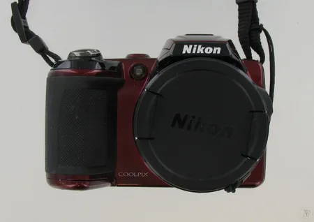 Nikon Coolpix L120 digikamera, ohjekirjat, USB-kaapeli ja AV-kaapeli, omassa laatikossa.