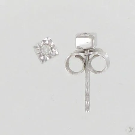Timanttikorvanapit 2xn.0.02ct, korkeus 3mm, 585 valkokulta, paino 0,6g Paino: 0,6 g