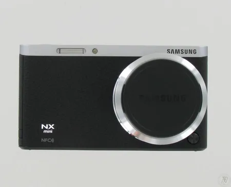 Samsung NX Mini hybridi kamera ja 9-27mm objektiivi, 32GB muistikortti, kuitit, ohjekirjat ja suojakotelo, lähes käyttämätön. Takuu ei enää voimassa.