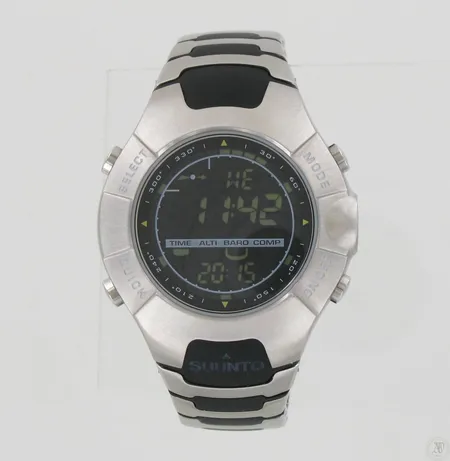 Ulkoilurannekello Suunto Observer, taulun Ø 39mm, hihnan pituus 180mm.