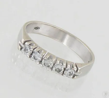 Timanttisormus 5xn.0.07ct, koko 17¼, 750 valkokulta, paino 3,3g Paino: 3,3 g