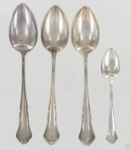 Kolme ruokalusikkaa ja kahvilusikka, Chippendale, osa kaiverrettuja, 813-830, paino 118,6g Paino: 118,6 g