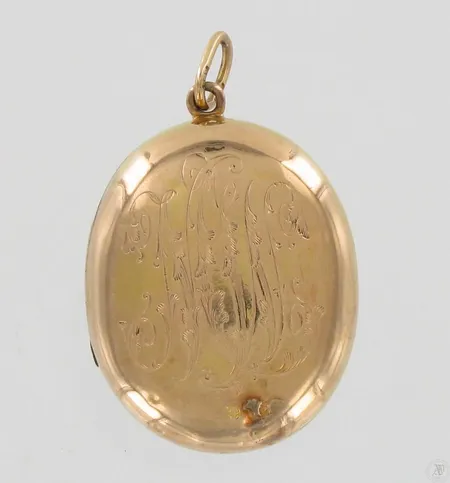 Medaljonki, kaiverrettu, käytön jälkiä, korkeus 45mm, 585br, paino 15,5g Paino: 15,5 g