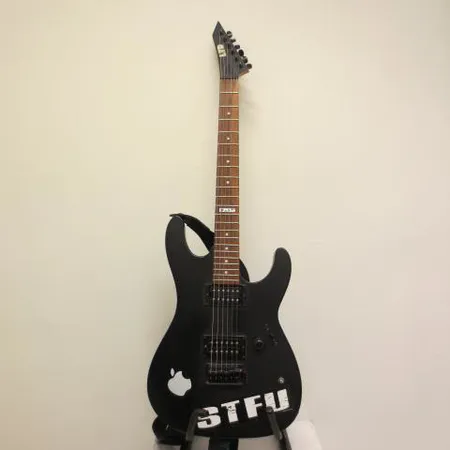 Sähkökitara ESP LTD M-50, sarjanumero IR0504211, made in Indonesia, pieniä lommoja, tarroja ja yksi nuppi puuttuu, pehmeä laukku. Nouto ainoastaan myymälästä.