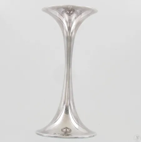 Hopeinen kynttilänjalka, Trumpetti, design Tapio Wirkkala, korkeus 145mm, 830br, 165,6g Paino: 165,6 g