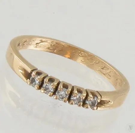 Timanttisormus 5xn.0.03ct, kaiverrettu, koko 17½, 585, paino 2,3g Paino: 2,3 g