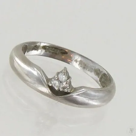 Timanttisormus 3xn.0.02ct, koko 17½, 585, paino 2,2g Paino: 2,2 g