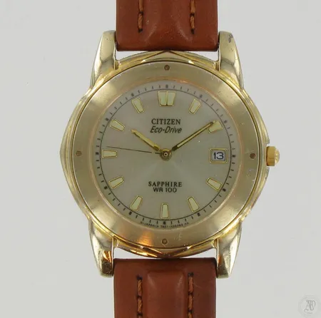 Miesten teräsrannekello Citizen Eco-Drive Sapphire WR100, Ø 36mm, Hirsch nahkarannekkeella, käytön jälkiä.