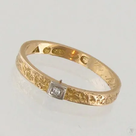 Timanttisormus 1xn.0.005ct, kaiverrettu, koko 15½, 750, paino 1,6g Paino: 1,6 g