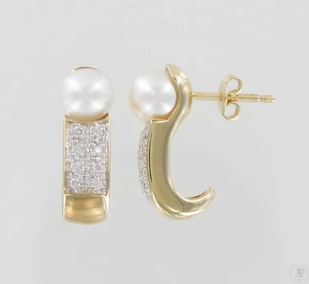 Helmikorvakorut timanteilla 16xn.0.01ct, korkeus 20mm, 585br, paino 4,6g Paino: 4,6 g