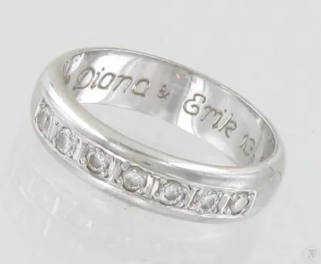 Timanttisormus 7xn.0.03ct, kaiverrettu, koko 17½, 750 valkokulta, paino 5,8g Paino: 5,8 g