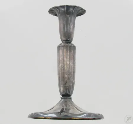 Kynttilänjalka, kaiverrettu, korkeus 140mm, 813br, paino 117,7g Paino: 117,7 g