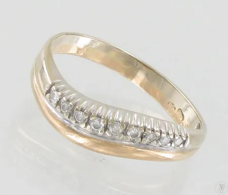 Timanttisormus 9xn.0.01-0.02ct, koko 19½, 585, paino 2,3g Paino: 2,3 g