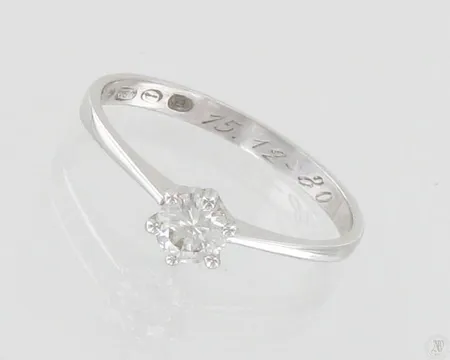 Timanttisormus 1xn.0.35ct, koko 17½, kaiverrettu, 750 valkokulta, paino 1,8g Paino: 1,8 g