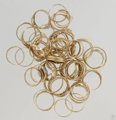71 Kpl timanttisormuksia 107xn.0,005ct, yksi on kaiverruksilla, 585, paino 77,3g Paino: 77,3 g