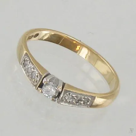 Timanttisormus 1xn.0.08ct 6xn.0.01ct, koko 17¼, 585, paino 2,6g Paino: 2,6 g