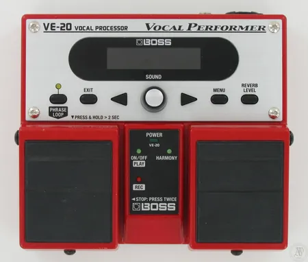 Pedaali laulajalle Boss VE-20 Vocal Processor, mukava virtajohto.