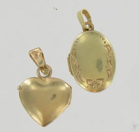 Kaksi medaljonkia, korkeudet 22-24mm, 585, paino 4,8g Paino: 4,8 g